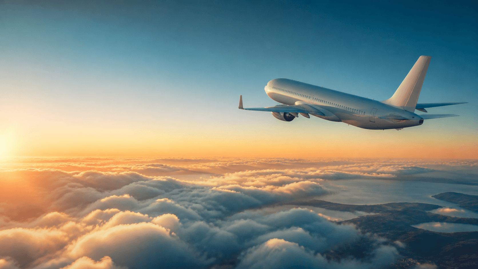 Avión de pasajeros volando sobre las nubes al amanecer